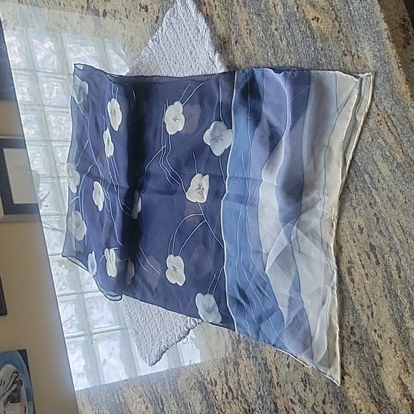 HP!!🎉🎉🎉Halston sheer beautiful scarf - Picture 5 of 8